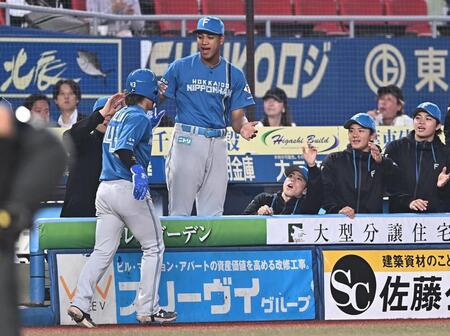 ２回、進藤の右前適時打で生還しナインとタッチを交わす水野（左手前）＝撮影・開出牧