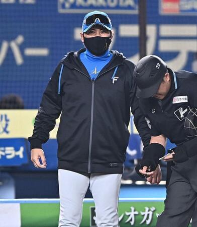 ４回、選手交代を告げた新庄監督（撮影・開出牧）
