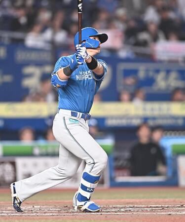 ９回、右越えソロを放つ清宮幸（撮影・開出牧）