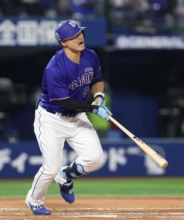 ６回、中飛を打ち上げ、悔しがる細川（撮影・伊藤笙子）