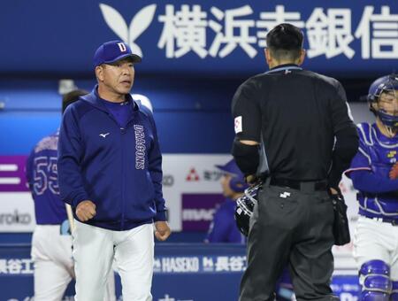８回の攻撃を終え、投手交代を告げる井上監督（撮影・伊藤笙子）