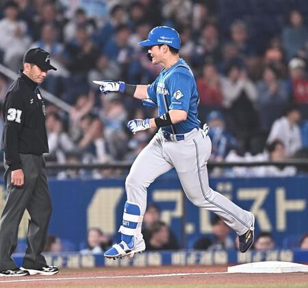 ９回、右越えソロを放ち三塁ベースを蹴ってポーズを決める清宮幸（撮影・開出牧）