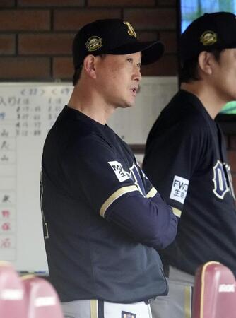 　５回、試合を見守るオリックス・岸田監督＝楽天モバイルパーク