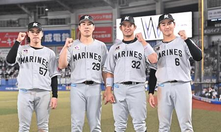 今季初勝利を挙げガッツポーズを決める西野（左から２人目）。左端は猛打賞の小川、右からソロ本塁打を放った西川、２ランを放った佐藤（撮影・開出牧）