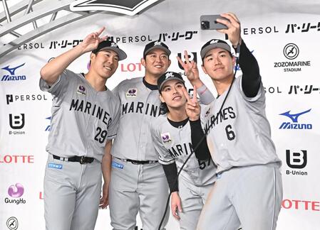 お立ち台で自撮りをするロッテの（左から）西野、佐藤、小川、西川（撮影・開出牧）