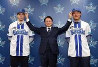 入団会見で木村洋太球団社長（中央）と笑顔を見せる尾形（左）と井上（撮影・伊藤笙子）
