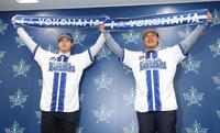 入団会見で笑顔を見せる尾形（左）と井上（撮影・伊藤笙子）