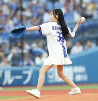 始球式に登板した門松みゆき（撮影・伊藤笙子）