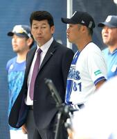 相川監督（右）と話す前監督の三浦大輔氏