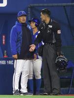 ７回、ルイーズが危険球で退場となり、主審と話す相川監督