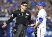 ７回、危険球退場となったルイーズ（右）に説明する岩下健吾審判員（撮影・伊藤笙子）