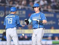 ９回、右越えソロを放ち松本哲也コーチ（７９）とタッチを交わす浅間（撮影・開出牧）