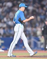 ７回、小川に右越え適時二塁打を打たれた斎藤（撮影・開出牧）