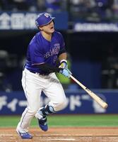 ６回、中飛を打ち上げ、悔しがる細川（撮影・伊藤笙子）