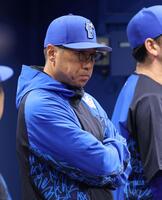 １０回、打線が繋がらず厳しい表情の相川監督（撮影・伊藤笙子）