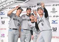 お立ち台で自撮りをするロッテの（左から）西野、佐藤、小川、西川（撮影・開出牧）