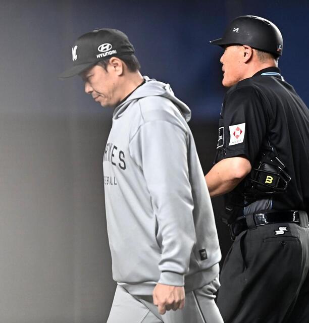 ９回、投手交代を告げたサブロー監督（撮影・開出牧）