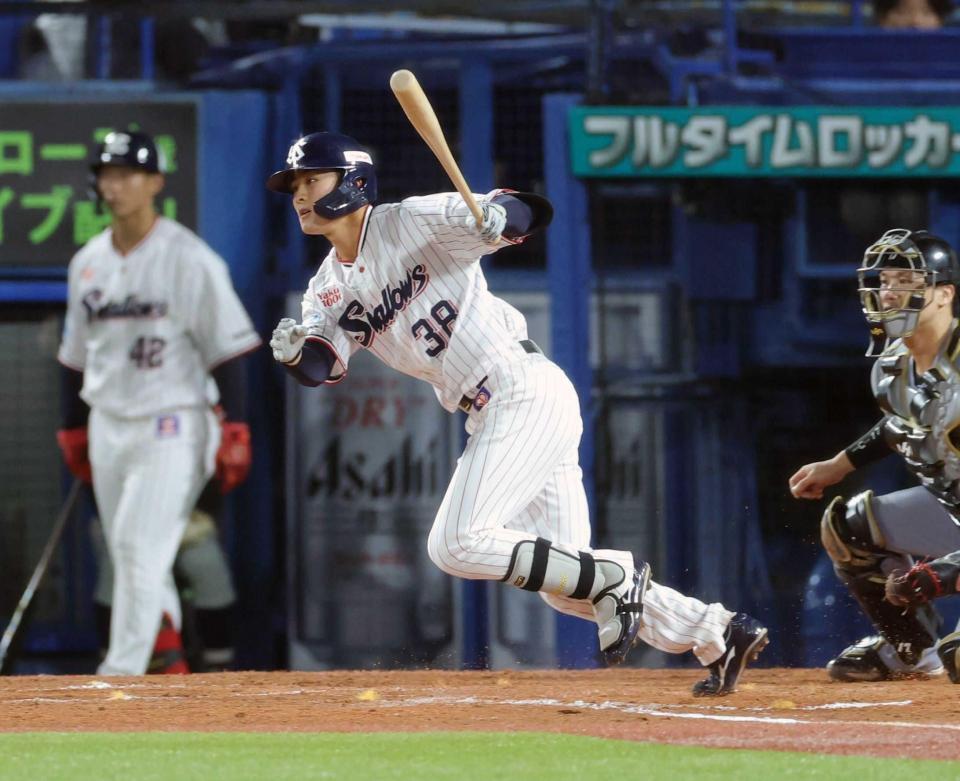 　８回、同点打を放つ石井