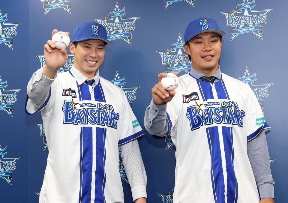 入団会見で笑顔を見せる尾形（左）と井上（撮影・伊藤笙子）