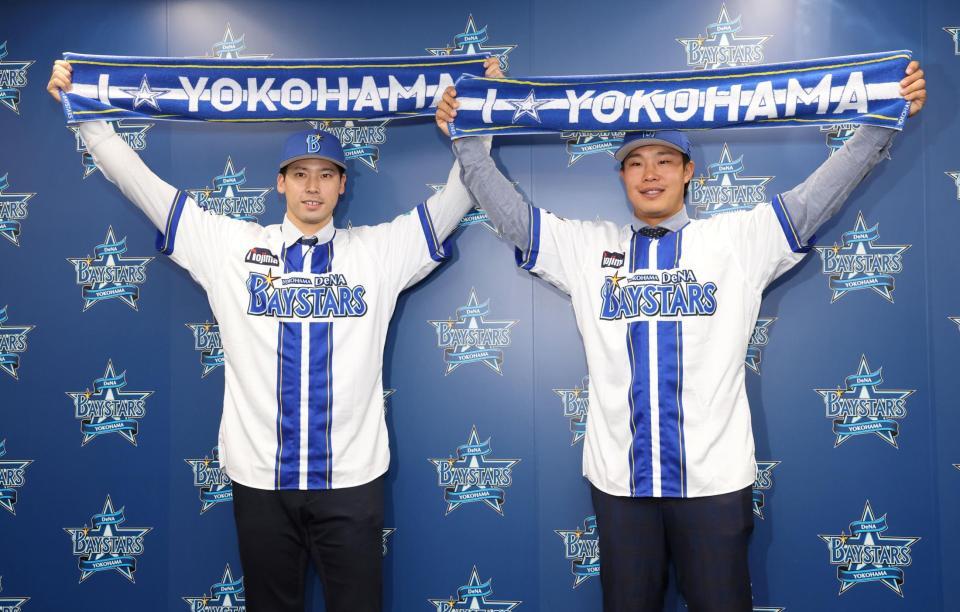入団会見で笑顔を見せる尾形（左）と井上（撮影・伊藤笙子）