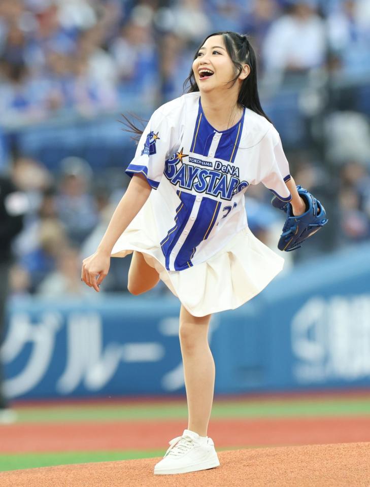 始球式に登板した門松みゆき（撮影・伊藤笙子）