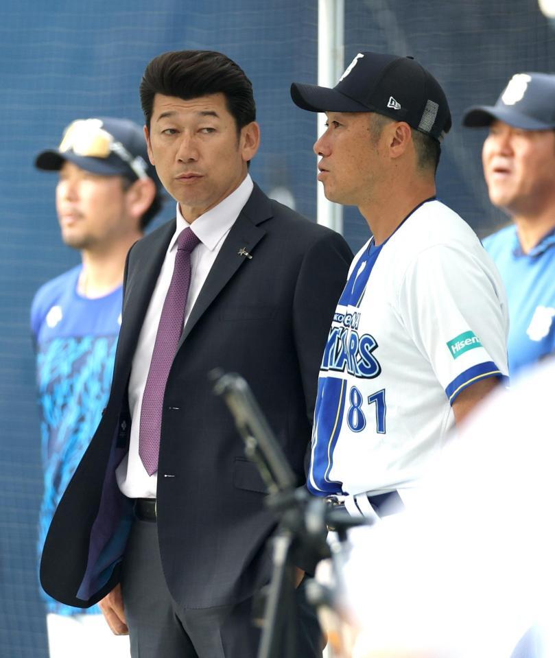 相川監督（右）と話す前監督の三浦大輔氏