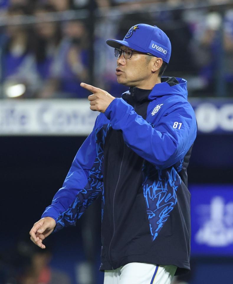 ７回、投手交代を告げる相川監督