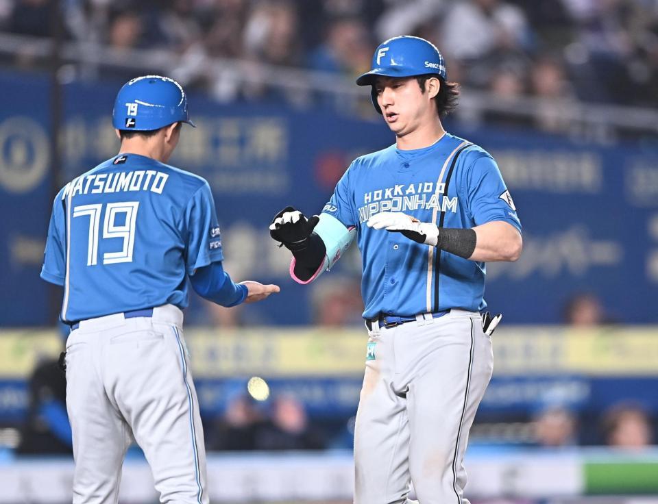 ９回、右越えソロを放ち松本哲也コーチ（７９）とタッチを交わす浅間（撮影・開出牧）