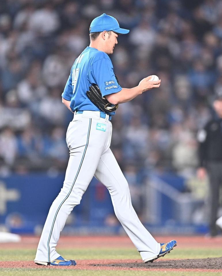 ７回、小川に右越え適時二塁打を打たれた斎藤（撮影・開出牧）