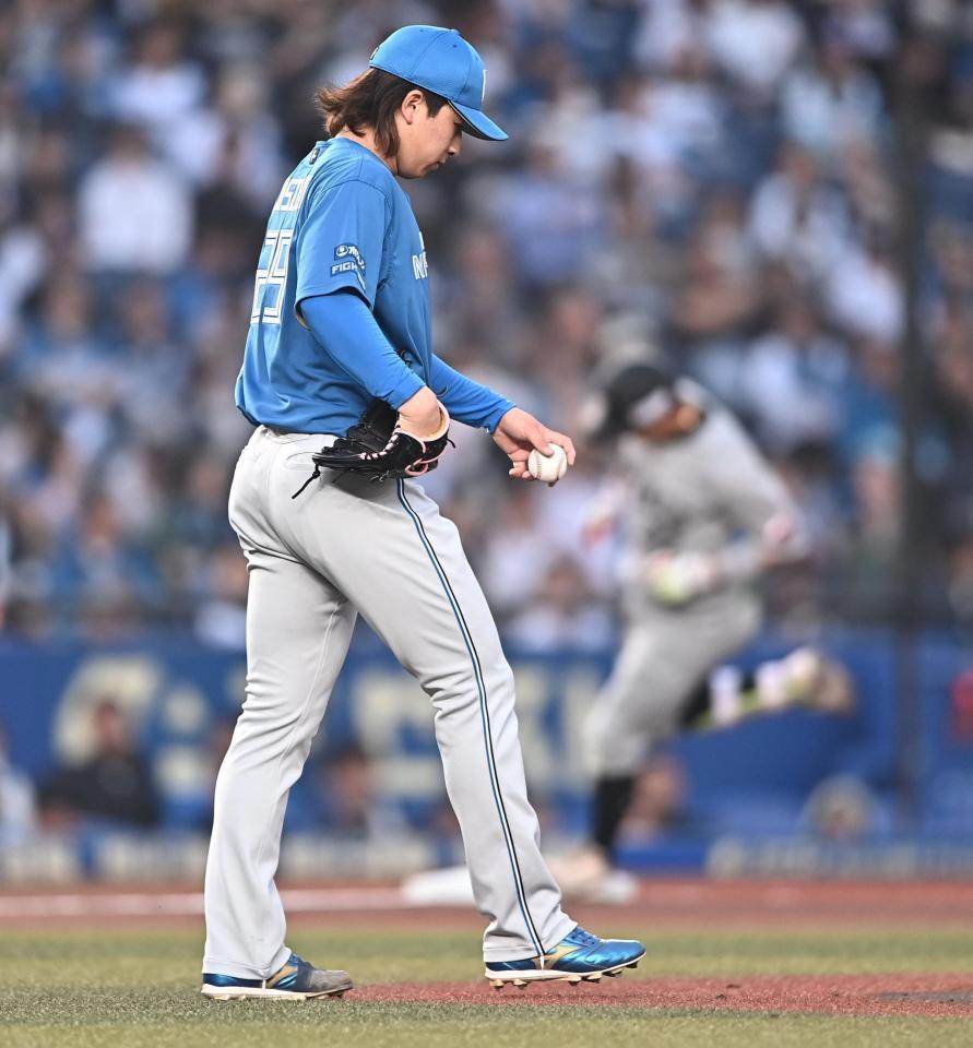 １回、佐藤（後方）に右越え２ランを打たれた細野（撮影・開出牧）