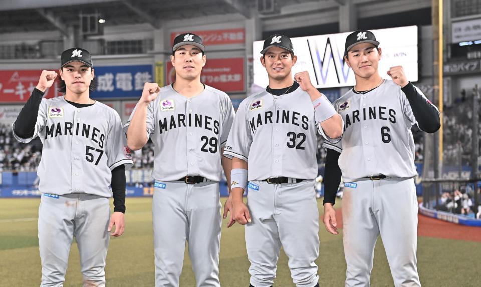 今季初勝利を挙げガッツポーズを決める西野（左から２人目）。左端は猛打賞の小川、右からソロ本塁打を放った西川、２ランを放った佐藤（撮影・開出牧）