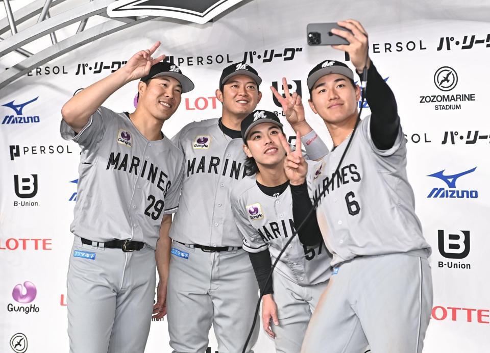 お立ち台で自撮りをするロッテの（左から）西野、佐藤、小川、西川（撮影・開出牧）