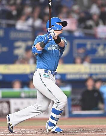 　９回、ソロを放つ清宮幸（撮影・開出牧）