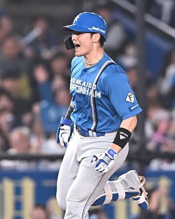 ９回、右越えソロを放ち三塁を回って吠える清宮幸（撮影・開出牧）