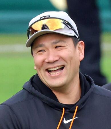 　３００号を放った坂本を祝福した田中将