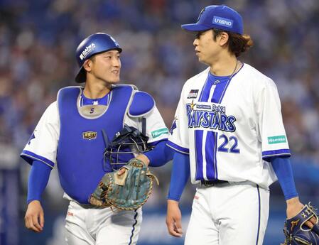 　２回、無失点に抑えた入江（右）と松尾のバッテリー（撮影・伊藤笙子）