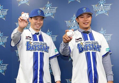 　入団会見で笑顔を見せる尾形（左）と井上朋