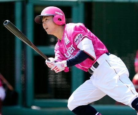 　２回楽天２死一、二塁、佐藤が左越えに３ランを放つ＝楽天モバイルパーク