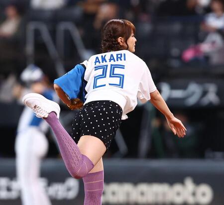ファーストピッチセレモニーで投球するＥＬＳＥＥ・ＡＫＡＲＩ（撮影・中島達哉）
