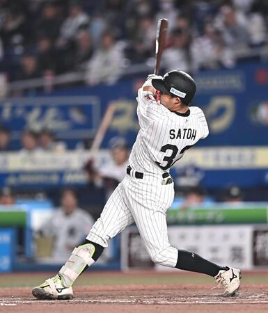 ３回、右越え２ランを放つ佐藤（撮影・開出牧）
