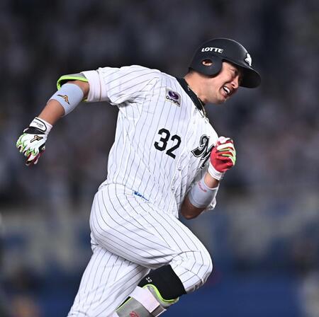 ３回、右越え２ランを放ち笑顔でホームへ向かう佐藤（撮影・開出牧）
