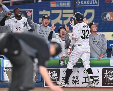 ３回、右越え２ランを放ちナインとタッチを交わす佐藤（撮影・開出牧）