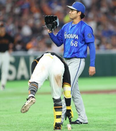 ７回、離してしまったバットを拾う浦田（撮影・金田祐二）