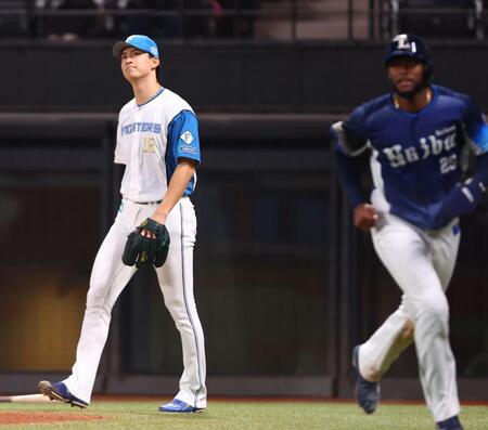 ６回、先制を許した達（左）＝撮影・中島達哉