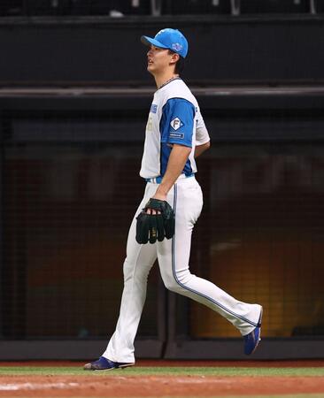７回、長谷川に２点適時二塁打を許した達（撮影・中島達哉）