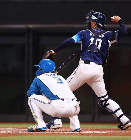 ７回、見逃し三振に倒れる郡司（撮影・中島達哉）