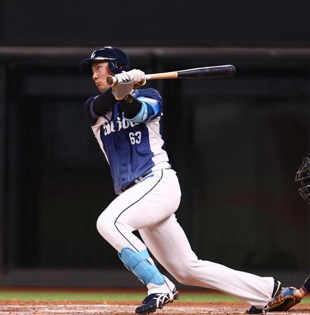７回、２点適時二塁打を放つ長谷川（撮影・中島達哉）