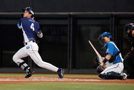 ２回、石井が三邪飛に倒れ、折られたバットが捕手田宮に当たる