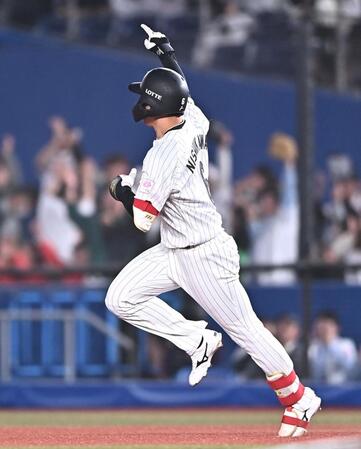 ７回、勝ち越しの左越え３ランを放ち、ライトスタンドに向かってポーズを決める西川（撮影・開出牧）