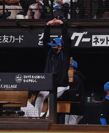 ８回、体を伸ばす新庄監督（撮影・中島達哉）